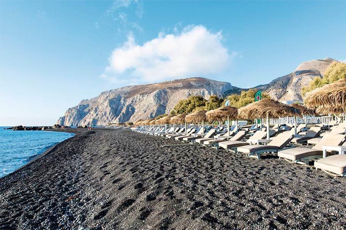 Playa-Kamari-Santorini