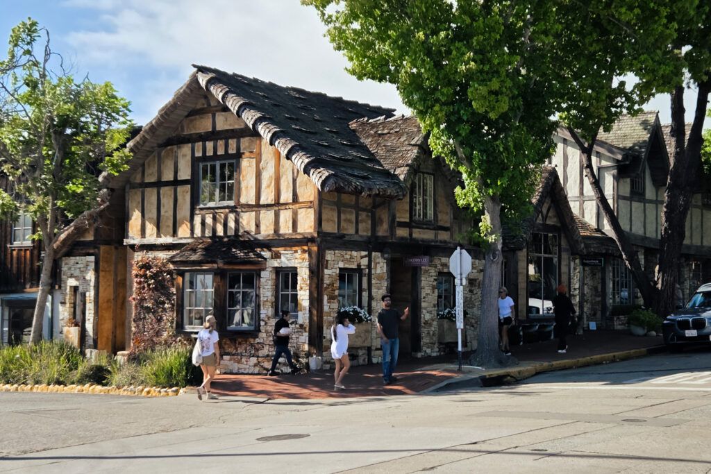 Casas típicas de Carmel by the Sea durante el road trip por la Highway 1 de California