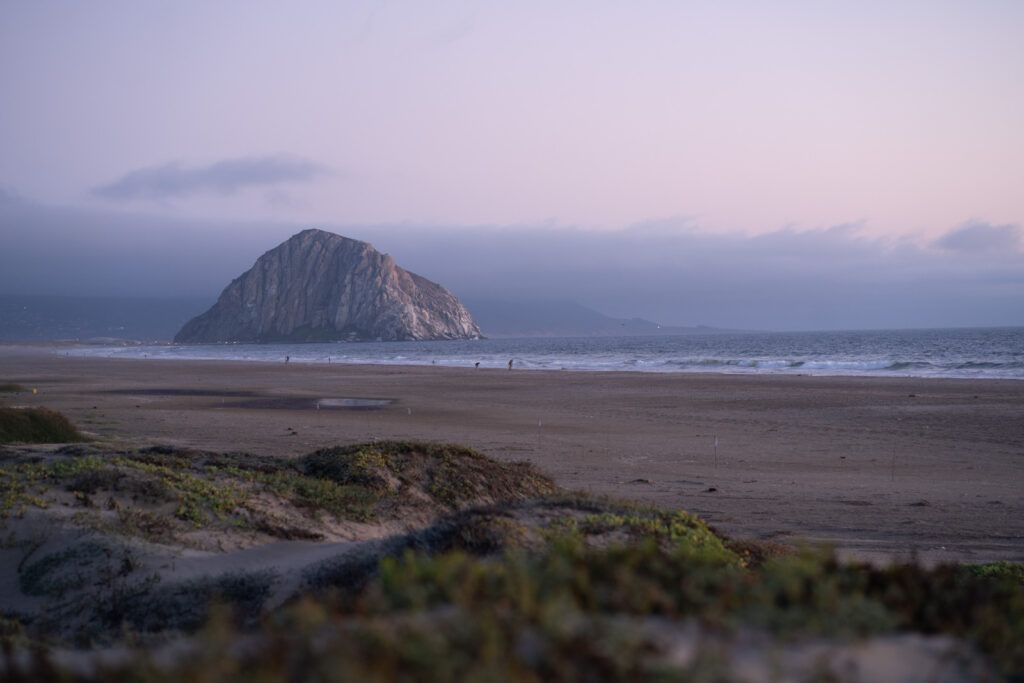 Morro Rock al atardecer, el la localidad de Morro Bay, parada en mitad de la ruta entre San Francisco y Los Angeles