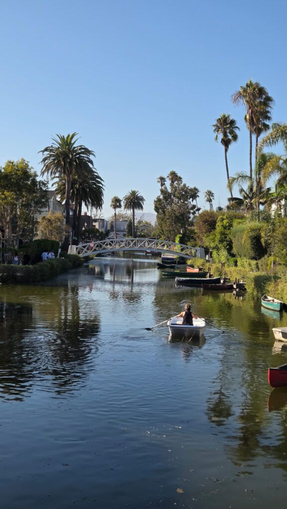 Una barca en los canales de Venice, en Los Ángeles, durante nuestro road trip por la costa de California