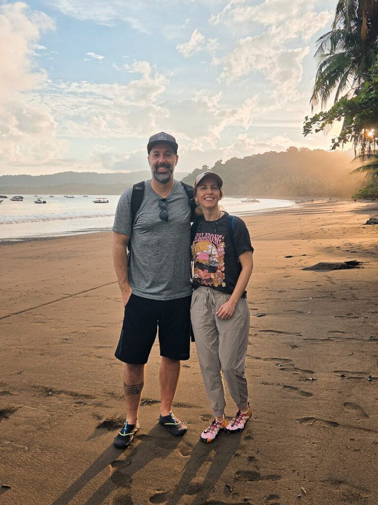 Raul y Sandra mochileros en la playa de Bahia Drake durante el atardecer