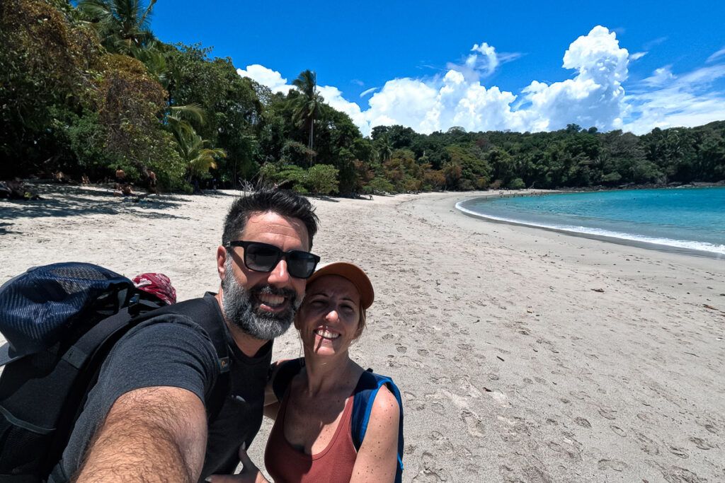Raul y Sandra en las playas de aguas turquesas del Parque Nacional Manuel Antonio